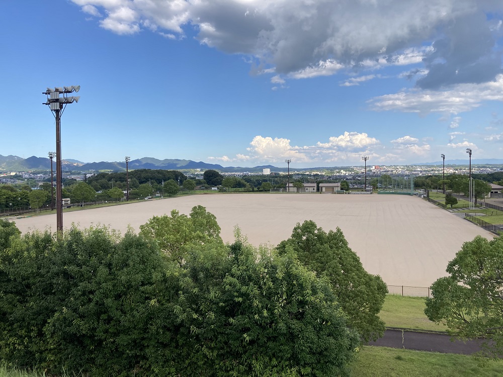 【兵庫県】【滝野総合公園】【多目的グラウンド】サッカーグラウンド情報｜駐車場無料の広い土のグラウンドで、ナイター照明施設もあります。