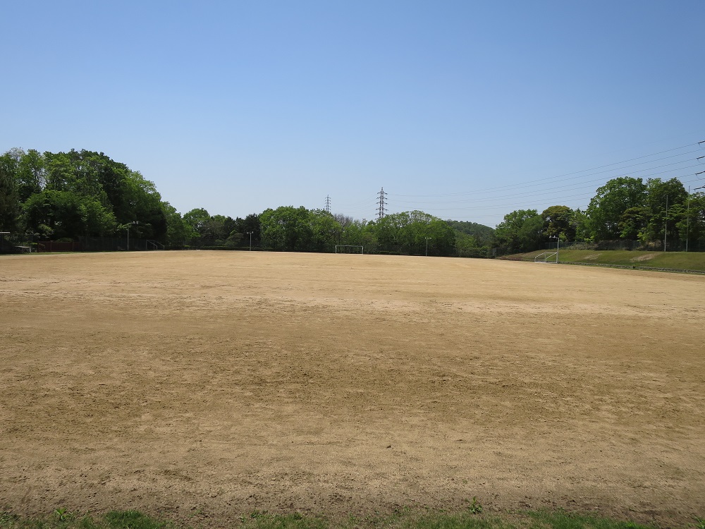 【兵庫県加東市】【播磨中央公園球技場】サッカーグラウンド情報｜広い土のグラウンドで駐車場は無料です。子供に大人気の「さいくるらんど」はサッカー後に行きたいですね。