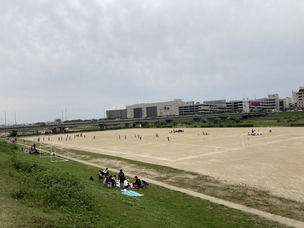【兵庫県伊丹市】【猪名川運動公園「第３・４運動広場」】サッカーグラウンド情報｜河川敷の土の飛行機が見えるグラウンドで駐車場は無料です。