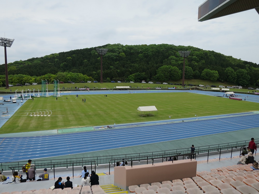 【兵庫県】【加古川運動公園陸上競技場】サッカーグラウンド情報｜青と緑が印象的な陸上競技場。こんな場所で試合すればテンションマックスです！駐車場は無料です。