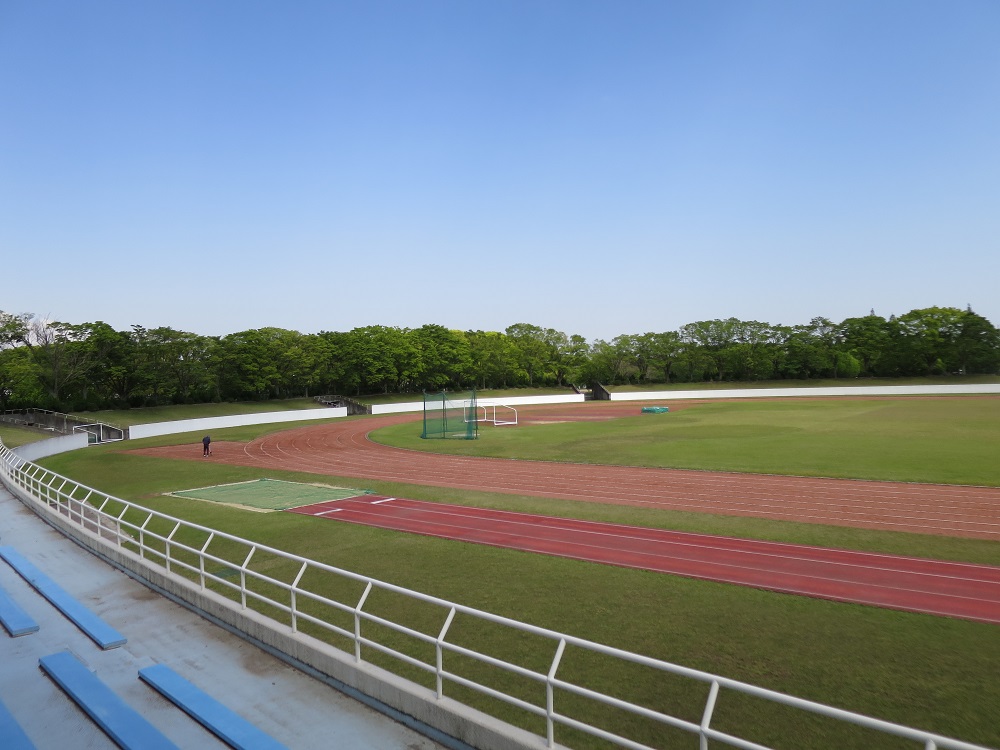 【兵庫県】【高砂市陸上競技場】サッカーグラウンド情報｜観客席あり天然芝のグラウンド。隣に広い土の「サブグラウンド」もあります。