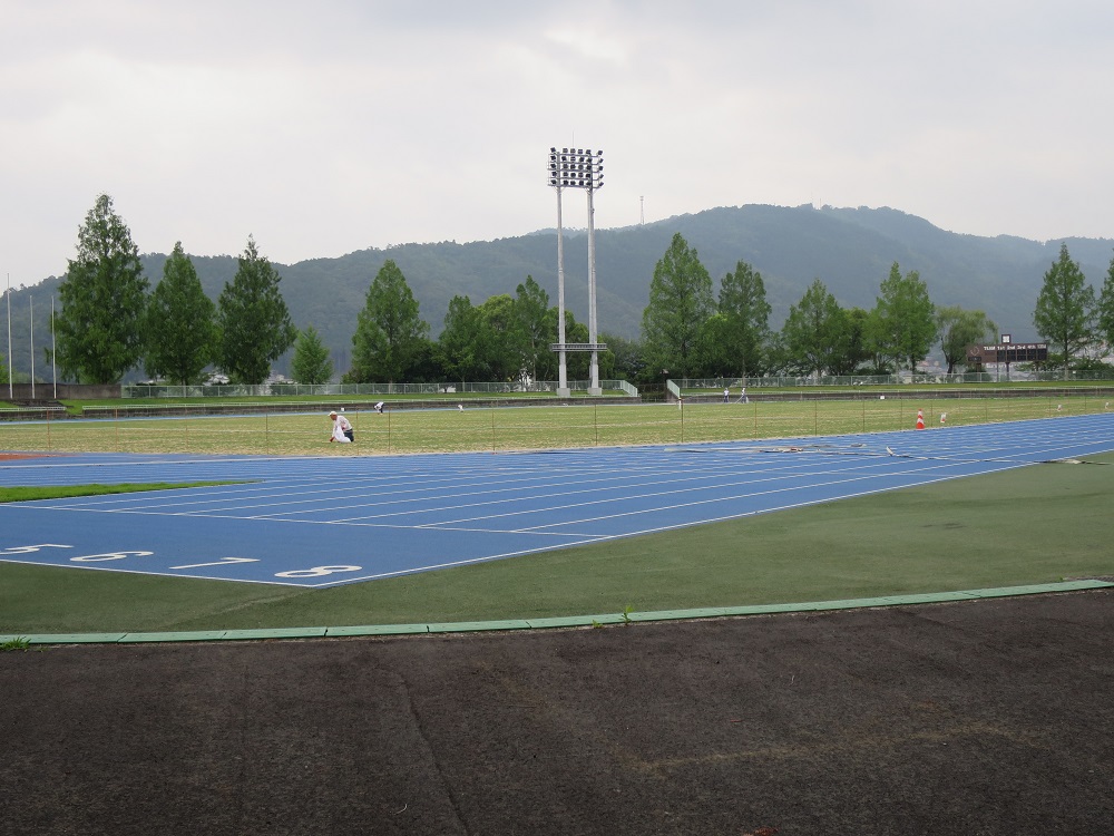 【京都府亀岡市】【亀岡運動公園　陸上競技場】サッカーグラウンド情報｜観客席のある本格的な天然芝のグラウンドで駐車場は無料です。